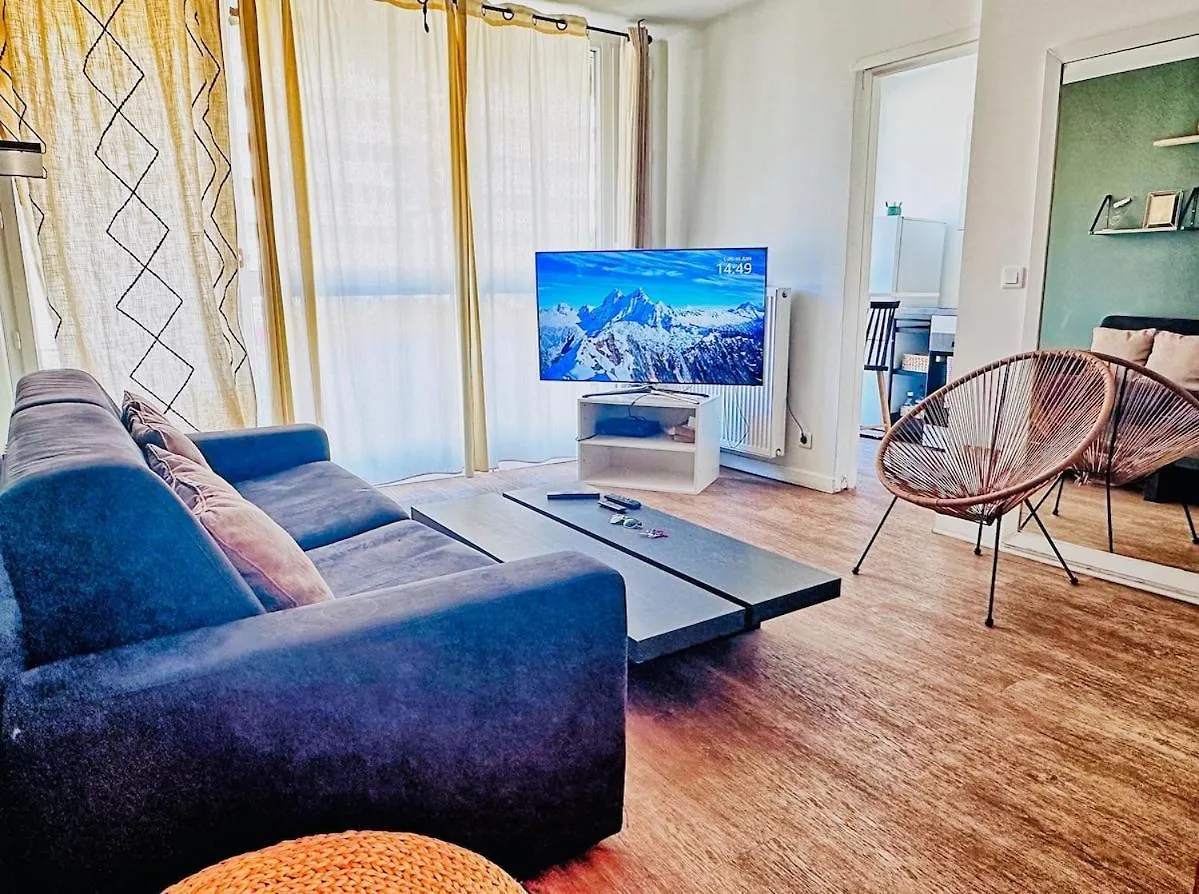 Modern Apartment & Parking فيليوربان