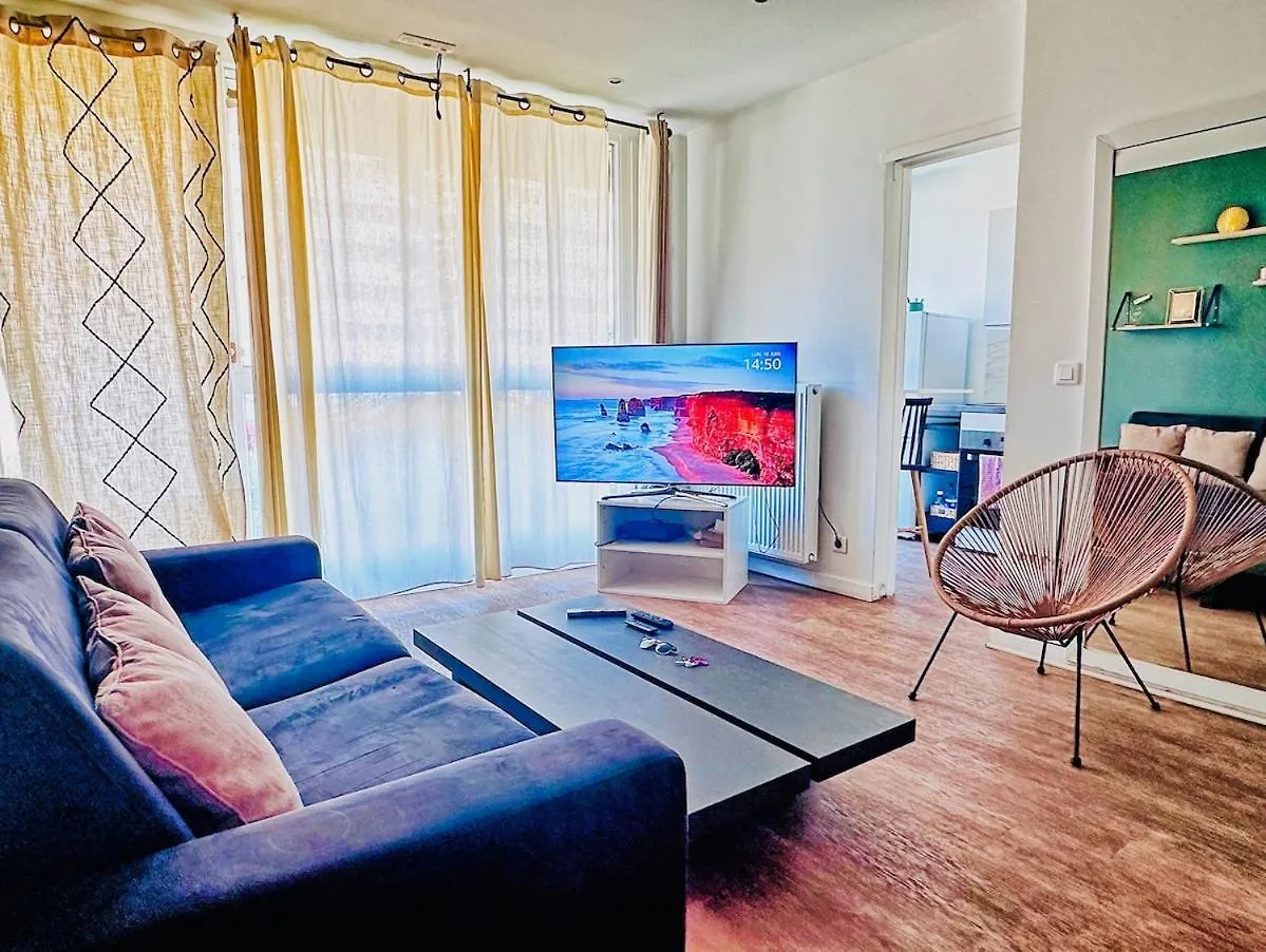 Modern Apartment & Parking فيليوربان